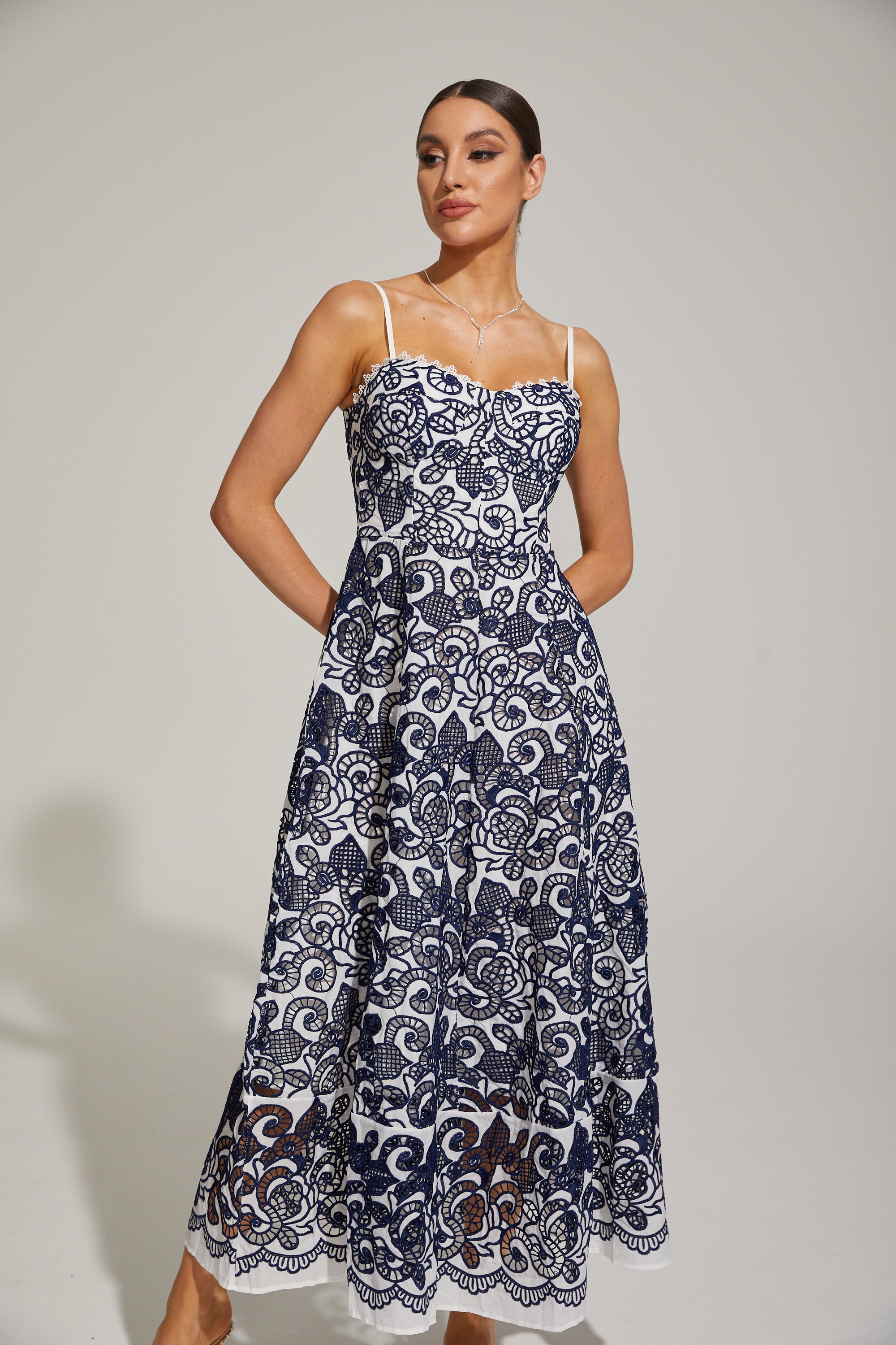 Éloïse Fantasy Lace Midi Dress