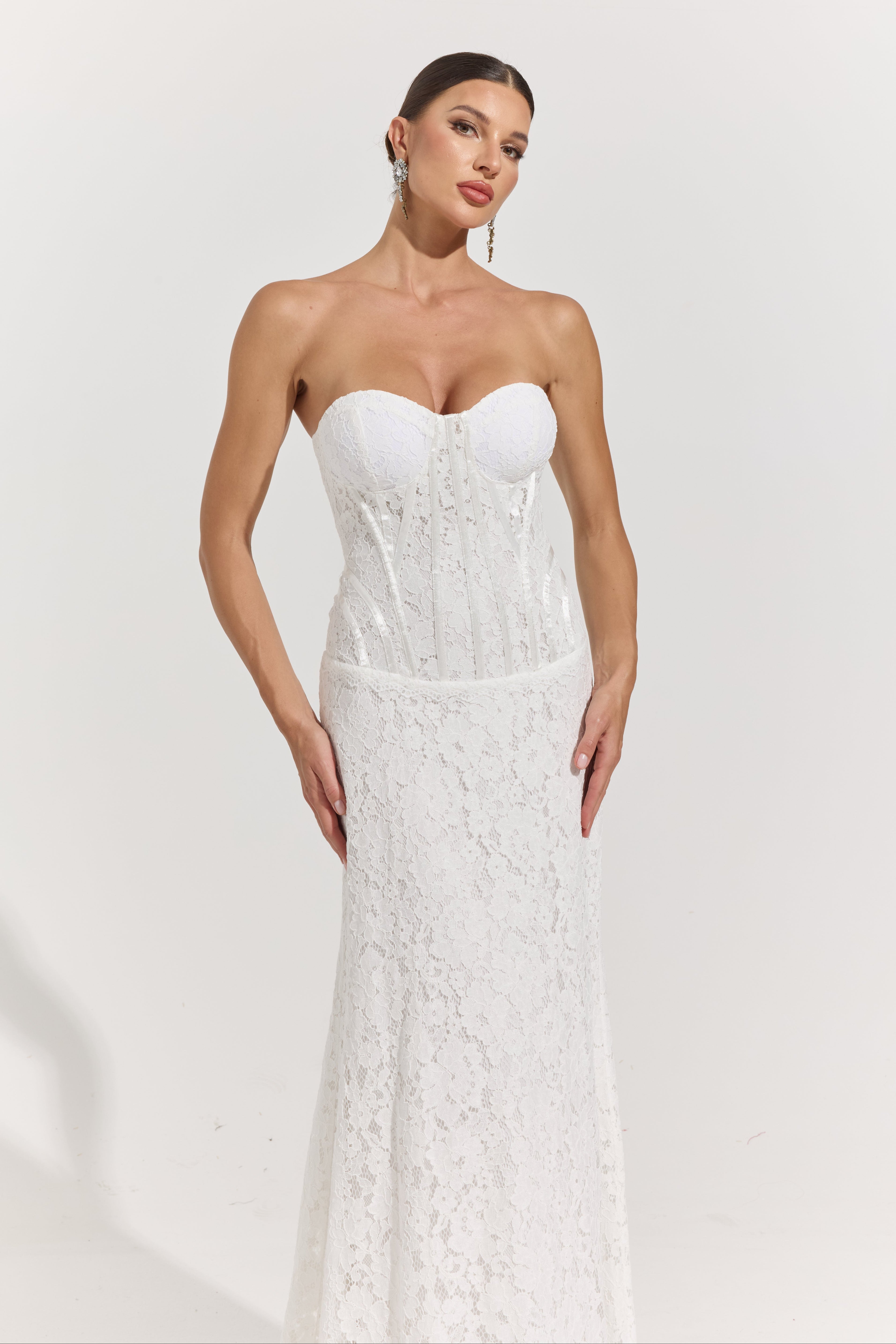 Robe longue de mariée corset en dentelle Alayna