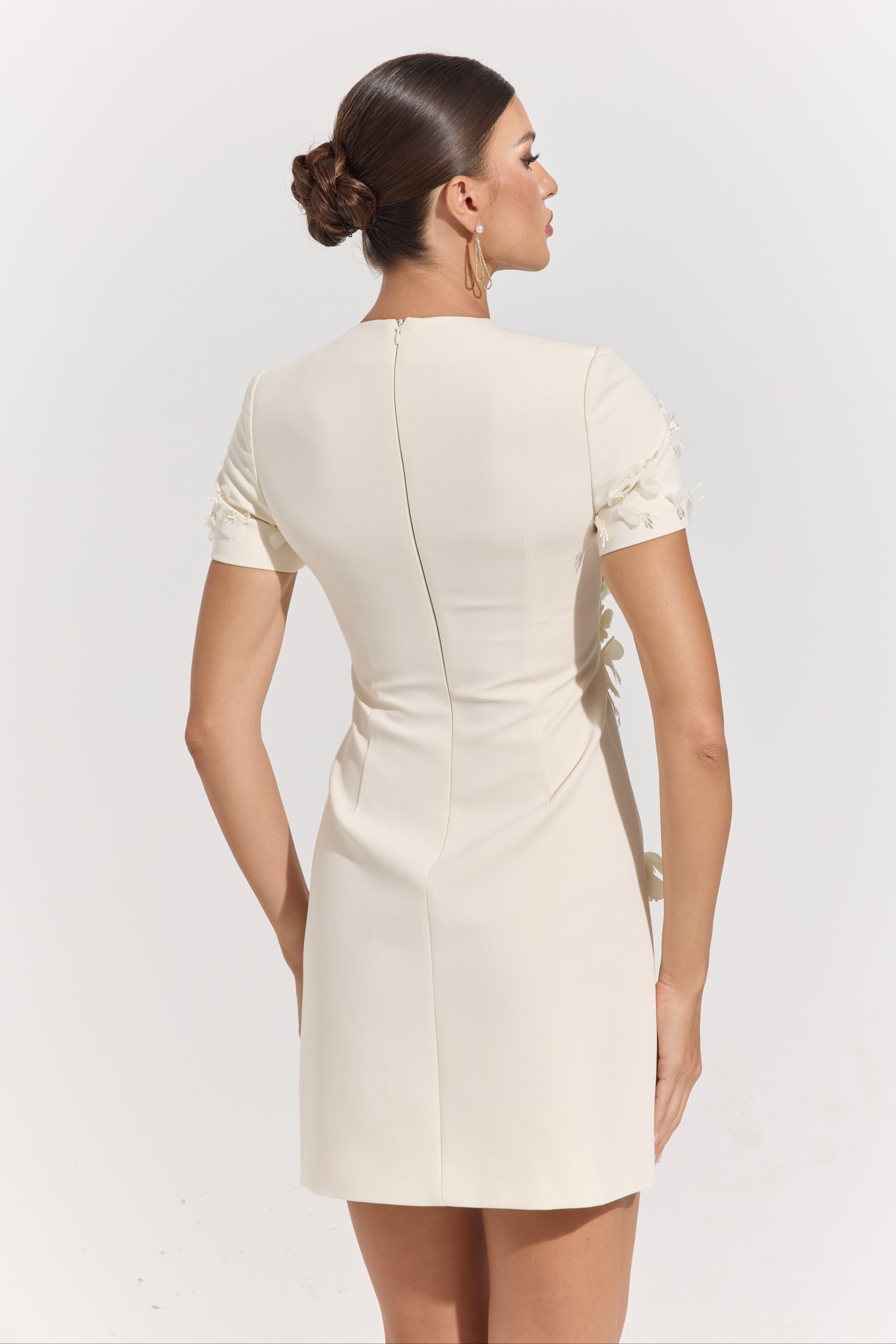 Robe Courte Ciela Ivoire Ornée de Pétales